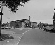 855890 Gezicht op het schoolgebouw van het Stedelijk Gymnasium (Homeruslaan 40) te Utrecht, met links het Minervaplein.